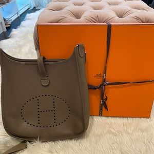 Hermès Evelyne III Etoupe. PM size. 11.5x12x4